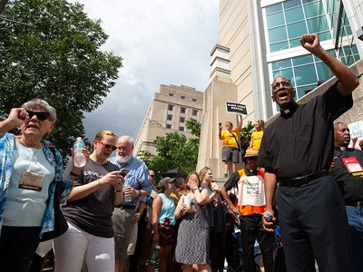 El Rvdo J. Herbert Nelson II, secretario permanente de la Asamblea General, dirige la marcha #EndCashBail el 19 de junio del 2018 en la 223º Asamblea General en St. Louis, MO.