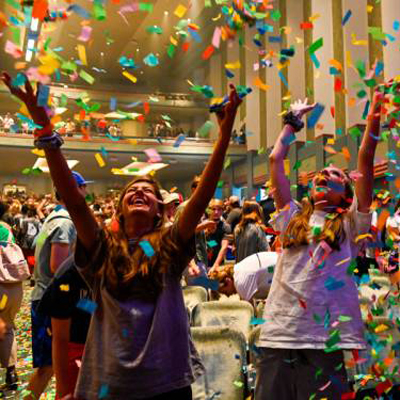 Los adoradores del trienio celebran en medio de una lluvia de confeti al final del culto del sábado durante el evento de 2019.  (Foto por Rich Copley)