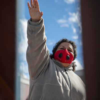 Jocabed Gallegos da su reflexión mientras se ve a través del muro fronterizo. (Foto por Jenea Sánchez)