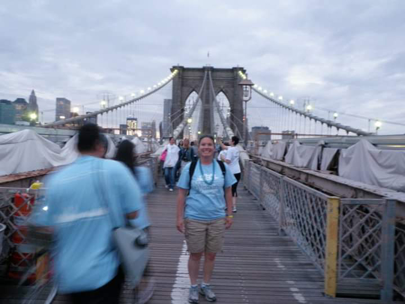 Natalie Pisarcik de la Primera Iglesia Presbiteriana de Boonton, Nueva Jersey, frecuentemente participa en Marchas Nocturnas “Salir de la Oscuridad” (Out of the Darkness Overnight Walks), incluida esta en la Ciudad de Nueva York hace unos 10 años. (Foto contribuida). 