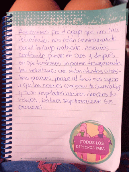 Las mujeres compartieron esta breve nota con sus hermanas y hermanos presbiterianos. (Foto por Leslie Vogel) 