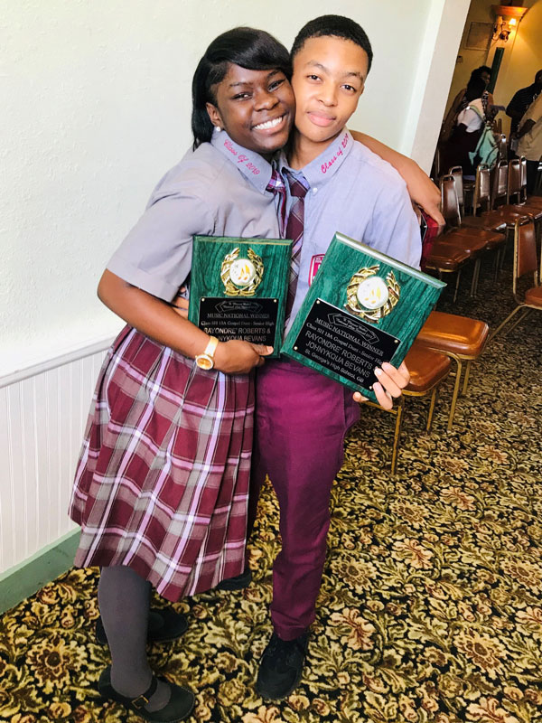 Los primos Johnykqua Bevans y Rayondre Roberts encontraron una comunidad cariñosa en el campus de Stillman College. Ambos estudiantes perdieron familiares en el huracán Dorian de 2019 que azotó la isla de Grand Bahama.Cortesía de la Agencia Presbiteriana de Misión.