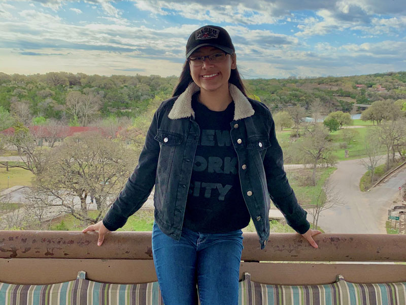 Sarah Valentina Hernández Solache vino a los EE. UU. desde México para asistir a la escuela . Ahora estudiante de primer año de pre-medicina, Solache está agradecido por los regalos de Ofrenda de Alegría de Navidad que la han ayudado. Cortesía de Sarah Valentina Hernández Solache. 