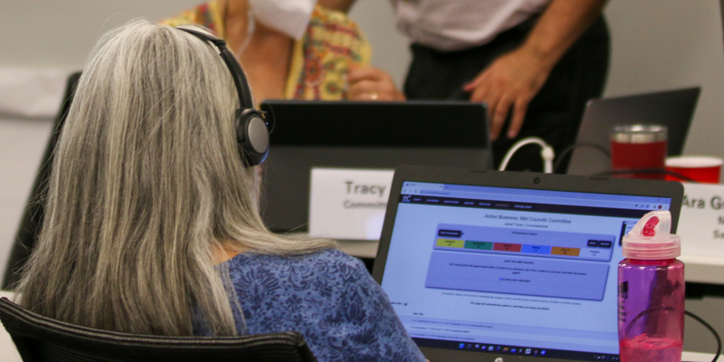 Los comisionados revisan los asuntos presentados al Comité de los Concilios Intermedios durante la sesión del comité celebrada el 20 de junio del 2022 para la 225ª Asamblea General en Louisville, Kentucky. (Foto de Randy Hobson)