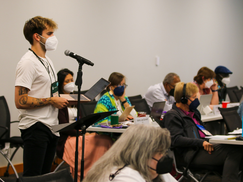 El Delegado Asesor de Jóvenes Adultos Benjamin Piper se dirige al Comité de Participación Internacional el 28 de junio de 2022 en la 225ª Asamblea General de la Iglesia Presbiteriana (EE. UU.) en Louisville, Kentucky. (Foto de Randy Hobson)