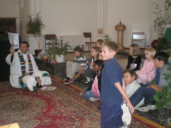 Pastor Matthew Laferty illustrates his children’s sermon with a photo of one of Moscow’s many monuments.