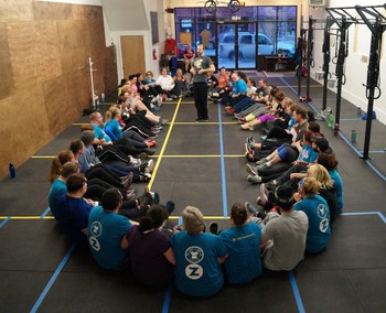 Arm in arm, this class finished with circle sit-ups: all the athletes pulling each other up so that no one is left behind.