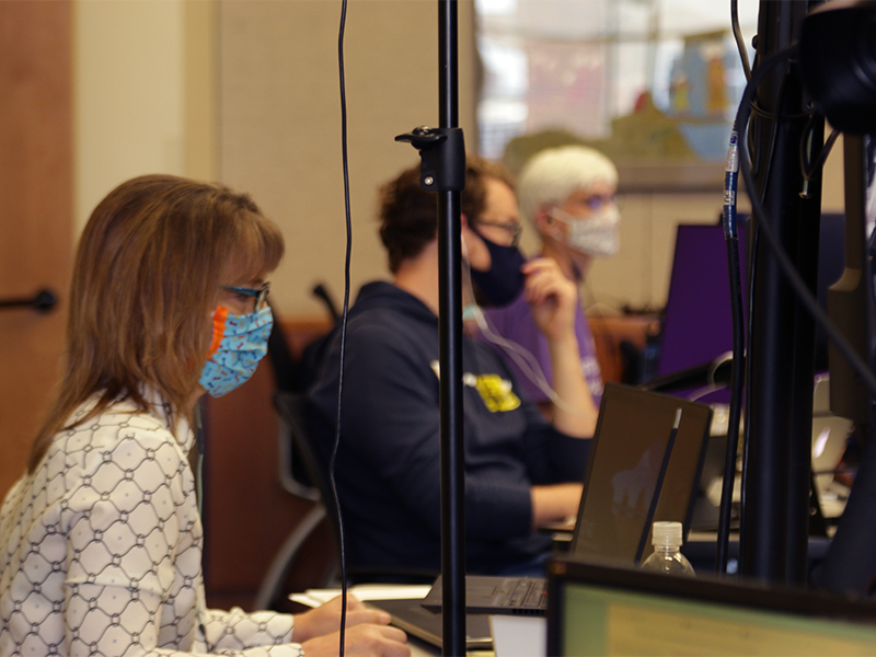 Julia Henderson, directora interina de operaciones de ensamblaje, trabajó con el personal para reunir el ensamblaje en línea en dos meses. Foto de Randy Hobson.