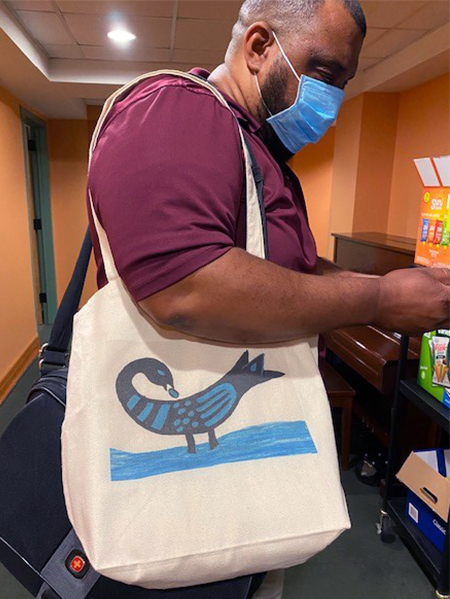 El co-moderador Gregory Bentley lleva una bolsa que muestra el símbolo. Foto de Rick Jones.