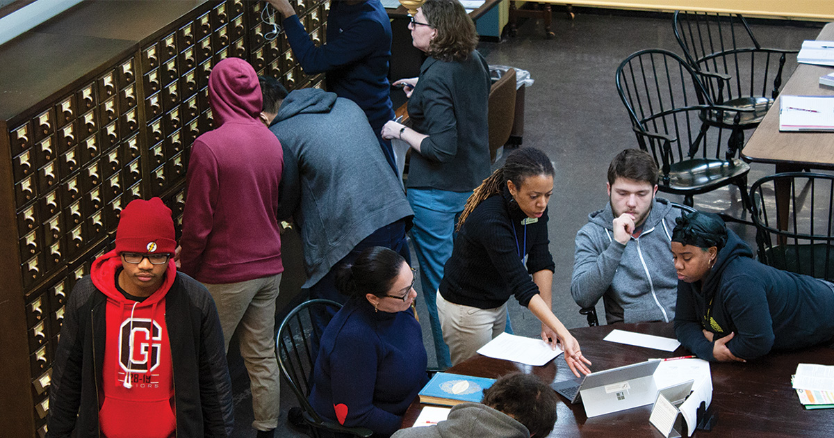 Sonia Prescott helps students with research. Photo by Kristen Gaydos. 