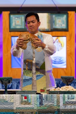 Moderador Neal Presa parte el pan de comunión en el culto de apertura de la 221 ª Asamblea General de la Iglesia Presbiteriana (EE.UU.) en Detroit, Michigan que ocurrio el sábado 14 de junio de 2014.