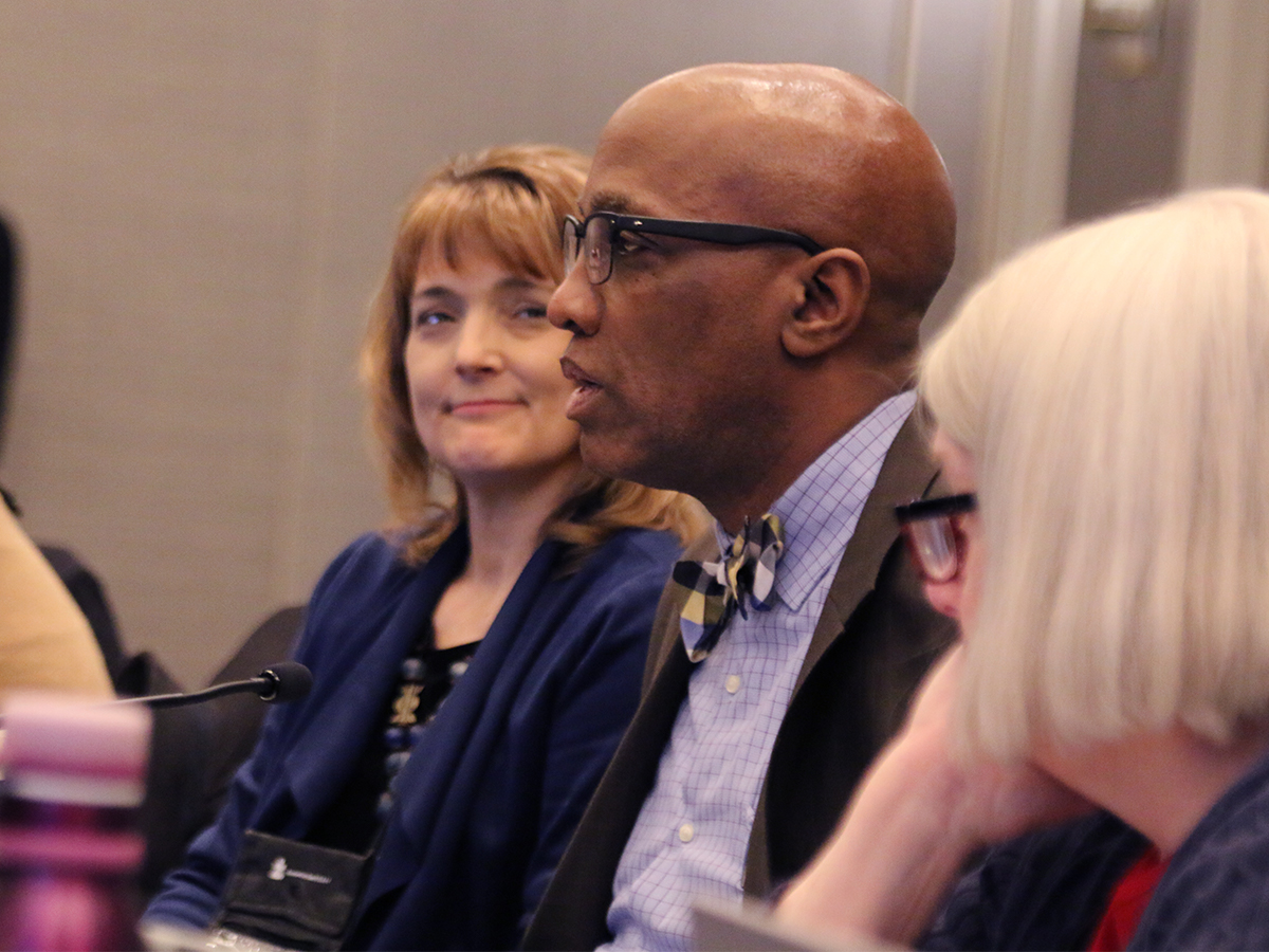 Julia Henderson (izquierda) y el reverendo Dr. J. Herbert Nelson, II, discuten sus planes para la 224a Asamblea General (2020) con COGA el miércoles en Baltimore. Foto por Randy Hobson.