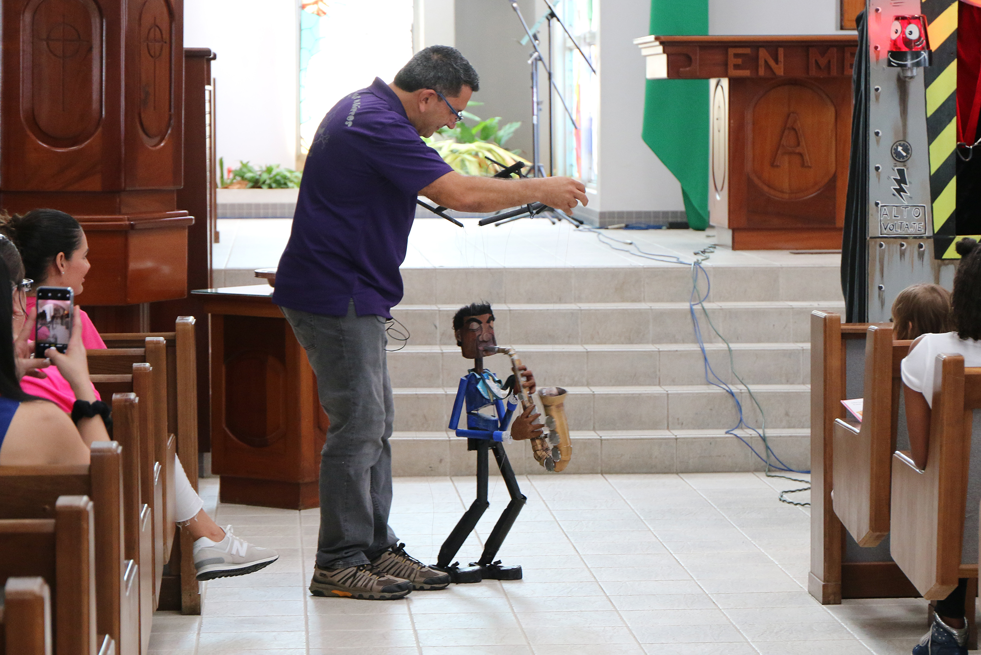 Se incluyeron en las actividades Levántate y Resplandece entretenimiento para niños, como grupos de lectura y un espectáculo de marionetas. Foto por Rick Jones..